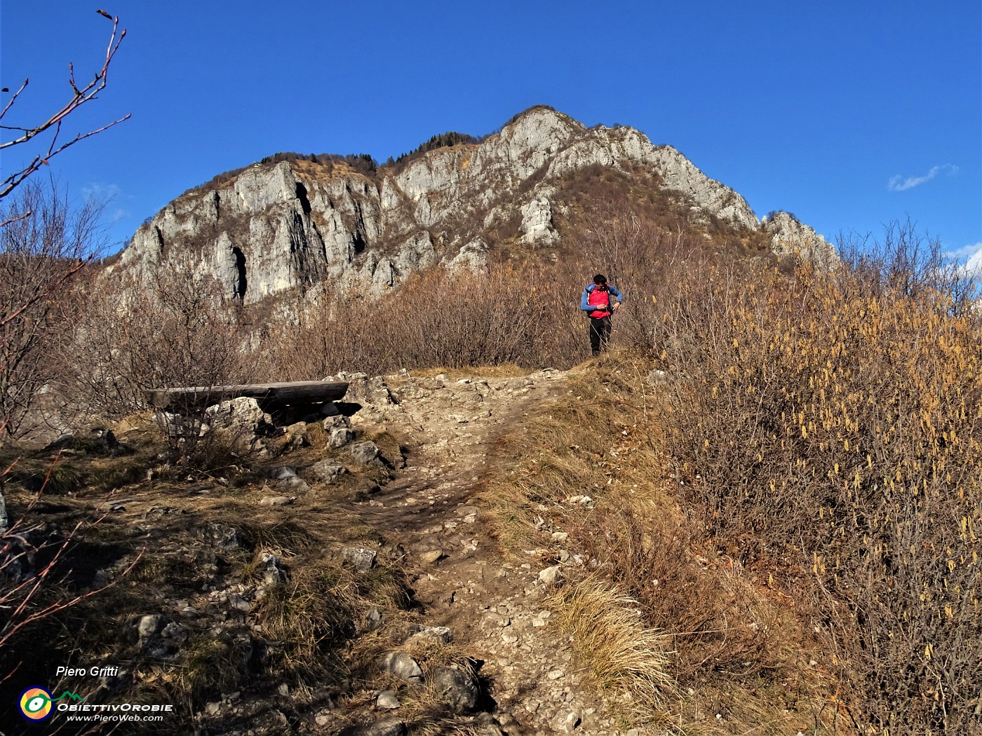 47 Dal crocione saliamo alla vicina vetta del Monte San Martino (1080 m).JPG